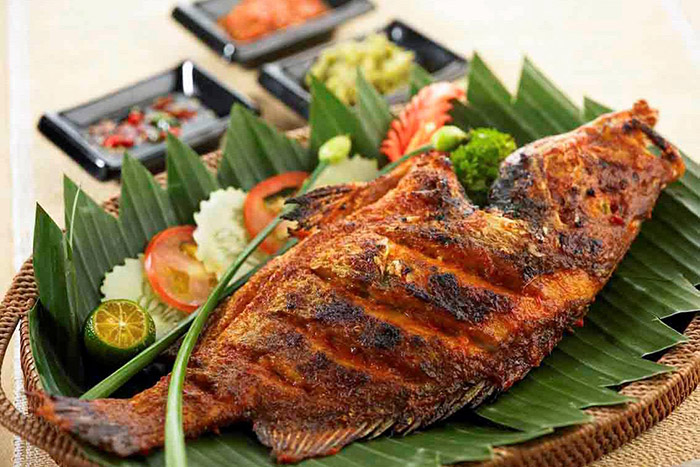 top 10 món ăn ngon nổi tiếng nhất châu á - ikan bakar