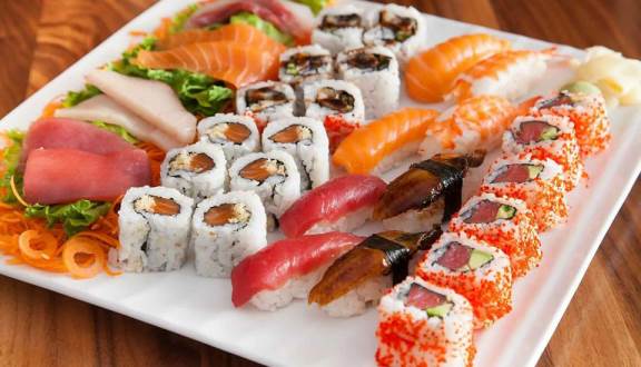 top 10 món ăn nổi tiếng nhất châu á - Sushi